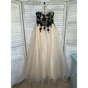 𝅺Steppin' Out Strapless Chiffon & Embroidered Flowers Formal Prom Dress Size 7